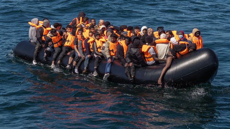 Opération française dans la Manche pour aider 140 migrants à bord d'une embarcation précaire