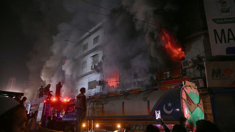 Pakistan : un incendie d'un centre commercial à Karachi provoque la mort de 20 personnes