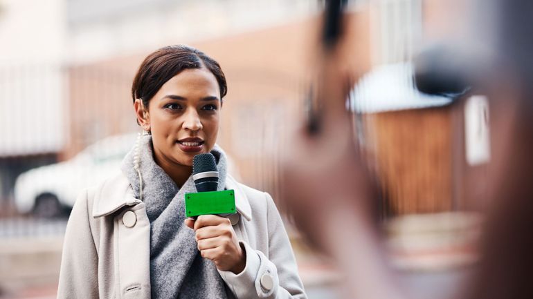 La minute insolite: une journaliste se fait percuter par une mouette en plein reportage