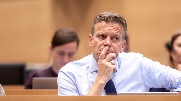 De la Justice aux huissiers : la reconversion de l'ex-ministre Paul Van Tigchelt fait grincer des dents, mais est-ce incompatible ?