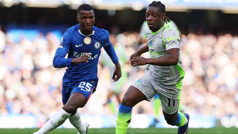 Manchester City domine largement Chelsea et revient à six points d’Arsenal, Jérémy Doku buteur