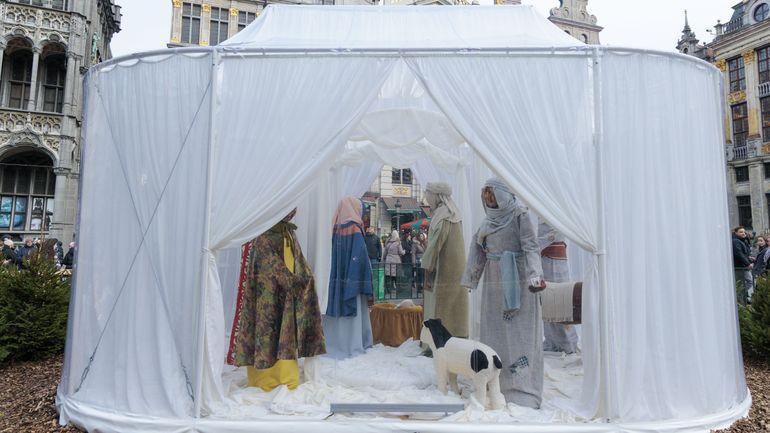 "Free Palestine" tagué sur la crèche de la Grand Place de Bruxelles "Free Palestine" tagué sur la crèche de la Grand Place de Bruxelles
