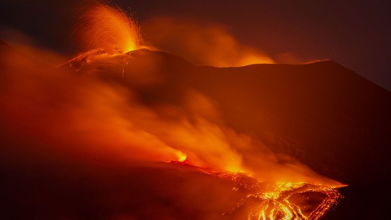 En Sicile, l'Etna continue de gronder, bloquant des milliers de touristes sur l'île italienne