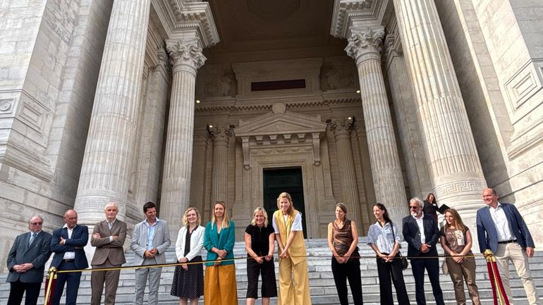 La façade avant du Palais de Justice restaurée est débarrassée de ses échafaudages