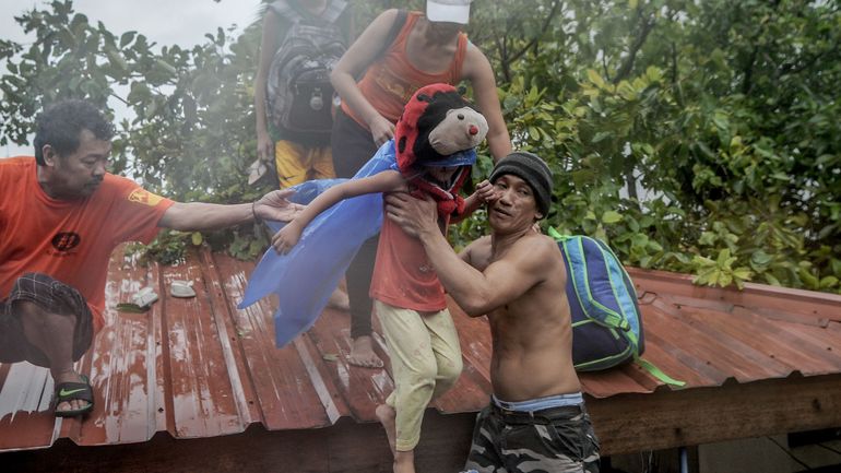 Au moins deux morts aux Philippines : le "super-typhon" Fung-wong touche terre