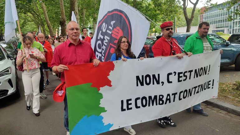 "On est toujours là malgré les vacances" : des enseignants manifestent devant le Parlement de la FWB