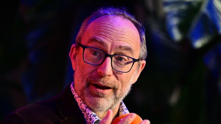 Le fondateur de Wikipédia rejette les critiques de Musk et défend tout biais politique