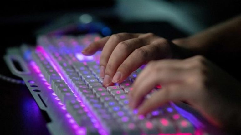 Les Belges passent presque 4 heures par jour en ligne mais beaucoup manquent de compétences numériques basiques Les Belges passent presque 4 heures par jour en ligne mais beaucoup manquent de compétences numériques basiques