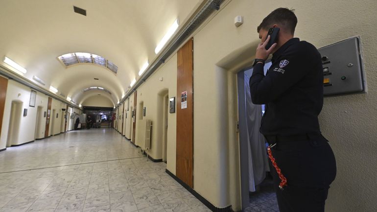 Détenue évadée d'un hôpital : "Aujourd'hui, notre seul moyen de défense, c'est un BIC"