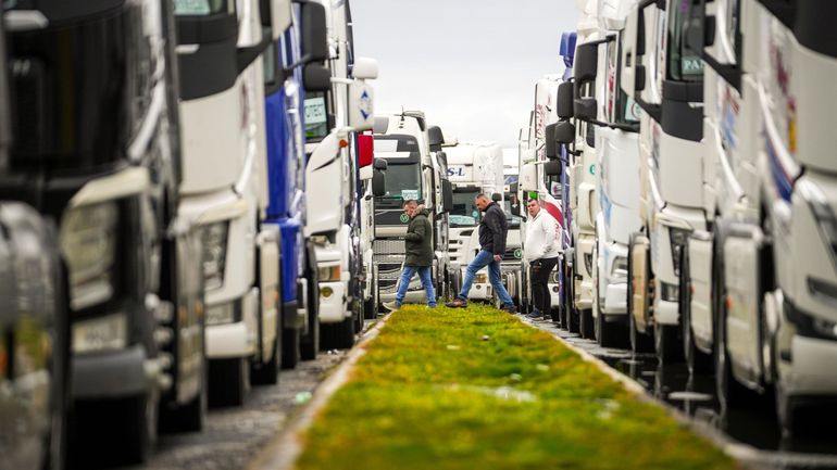 Balkans : des centaines de routiers bloquent des postes-frontières avec l'Union européenne
