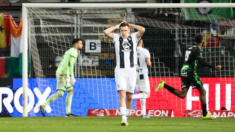 Trois penalties et deux rouges : Charleroi s'incline face au Cercle Bruges après un match riche en rebondissements