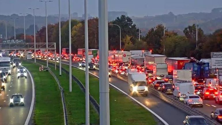 Trafic paralysé sur l’E19 : deux accidents à Nivelles ont provoqué plus d’une heure de retard vers Bruxelles