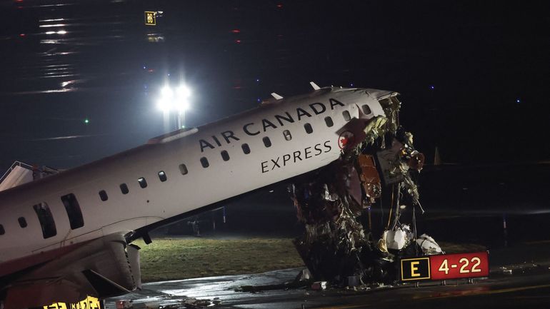 États-Unis : deux morts après une collision entre un avion et un véhicule sur une piste d'atterrissage à LaGuardia, l'aéroport fermé pour plusieurs heures