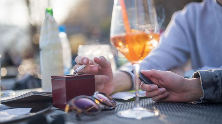 L'interdiction de fumer en terrasse n'entrera pas en vigueur le 1er janvier 2027