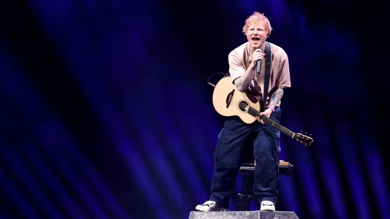 Ed Sheeran reprend "Fairytale Of New York" des Pogues à Dublin avec des artistes irlandais Ed Sheeran reprend "Fairytale Of New York" des Pogues à Dublin avec des artistes irlandais