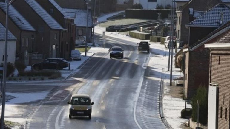 Alerte jaune aux conditions glissantes dans toute la Belgique ce mardi matin
