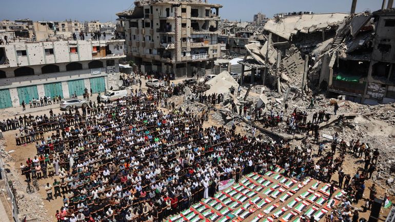 Guerre au Proche-Orient : à Gaza, des funérailles collectives pour des victimes longtemps ensevelies sous les décombres