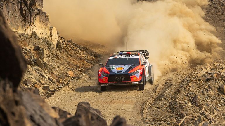 WRC Arabie saoudite : Fourmaux en tête après avoir évité les ennuis, Ogier prend le dessus sur Evans, Neuville dans le coup