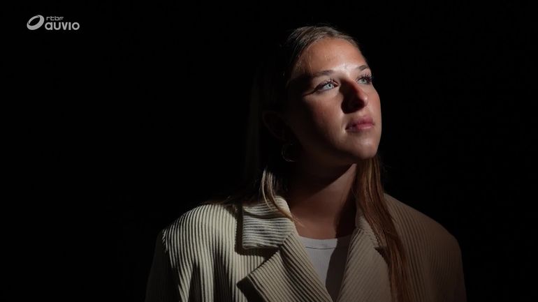 Hélèna victime de harcèlement dans son enfance : "Ce n’est pas à ceux qui sont harcelés de recevoir des conseils" Hélèna victime de harcèlement dans son enfance : "Ce n’est pas à ceux qui sont harcelés de recevoir des conseils"