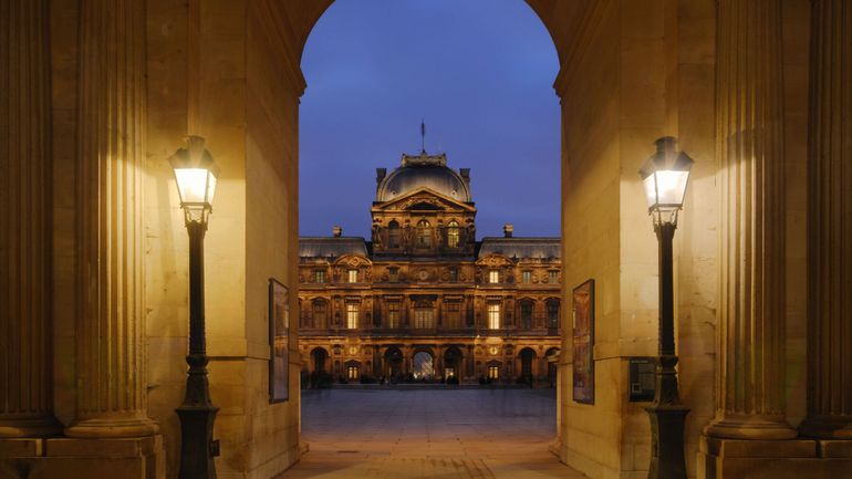 Profil des suspects, recherche des bijoux : où en est l’enquête sur le cambriolage du musée du Louvre ?