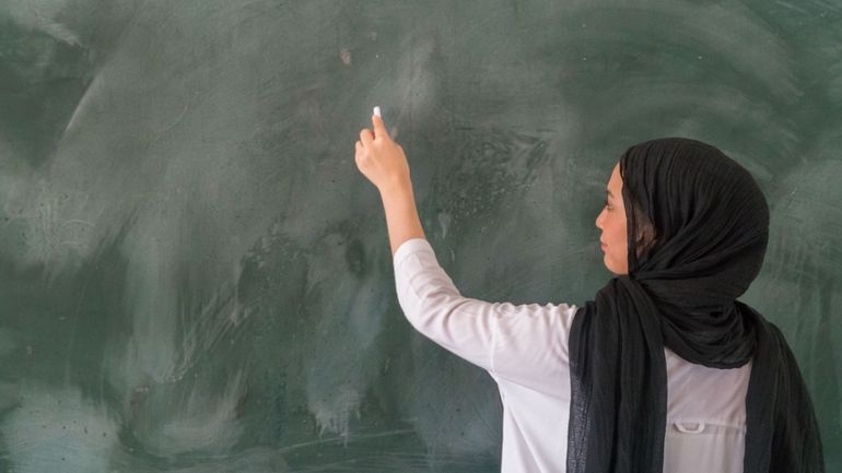 Le voile et l'école, un duo inconciliable ? Une enseignante risque d'être licenciée pour avoir refusé de retirer son voile