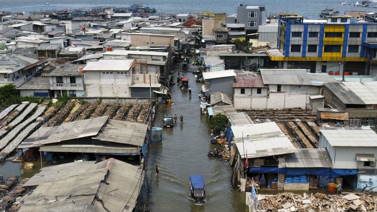 Inondations en Indonésie : craintes de famine, le bilan dépasse les 900 morts