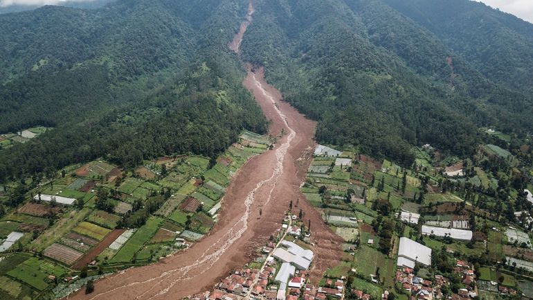 Indonésie : glissement de terrain à Bali, 17 morts et des dizaines de disparus