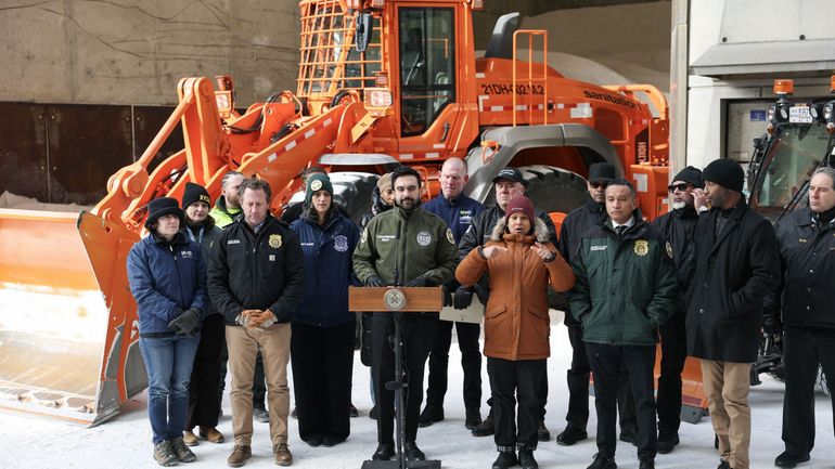 Une tempête hivernale majeure déferle sur les Etats-Unis : des milliers de vols annulés, des supermarchés dévalisés