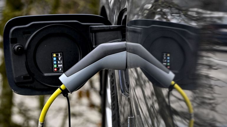 Les voitures hybrides rechargeables plus polluantes que prévu, alerte une ONG environnementale