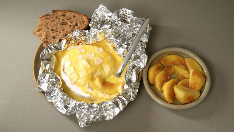 Douceur et gourmandise : le camembert au four et pommes rôties de Carlo de Pascale
