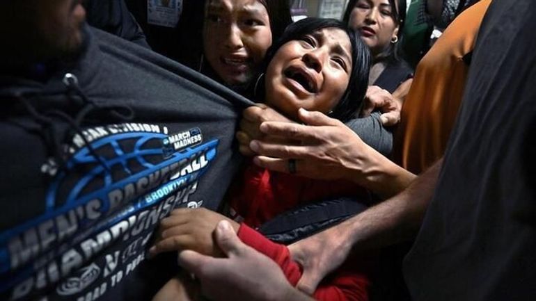 Voici la photo de presse mondiale de l'année 2026 : une famille migrante séparée par l'ICE