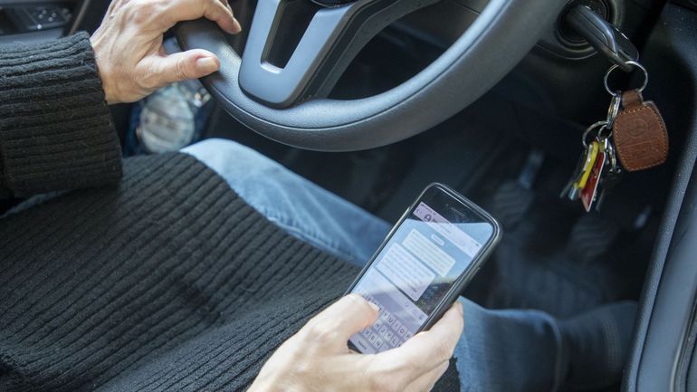 Un conducteur sur quatre envoie ou lit des SMS en roulant en Belgique