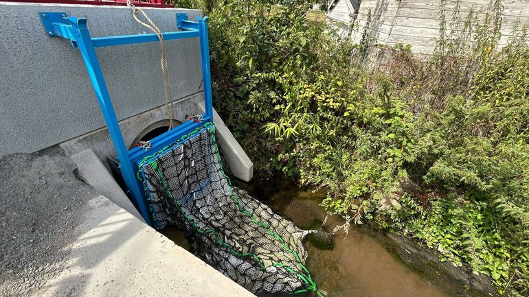 Une chaussette de filtration contre la pollution des cours d’eau : la commune de Gerpinnes teste une première en Wallonie
