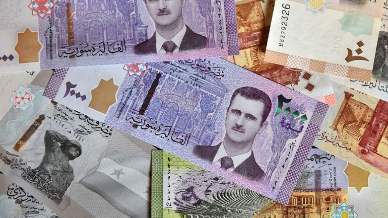 La Syrie continue de redresser sa monnaie et remplace le visage de Bachar al-Assad sur les billets de banque par des roses et des oranges
