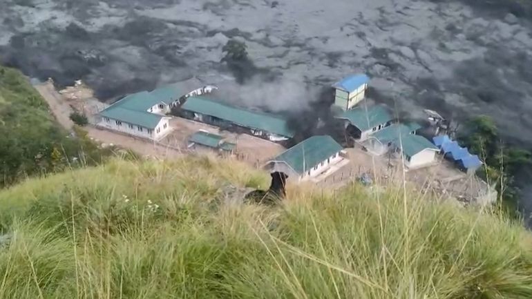 Crue dévastatrice au Népal : les secours recherchent les disparus