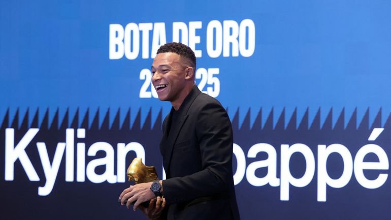 Mbappé reçoit son premier Soulier d'Or européen et "espère le gagner à nouveau" l'an prochain Mbappé reçoit son premier Soulier d'Or européen et "espère le gagner à nouveau" l'an prochain