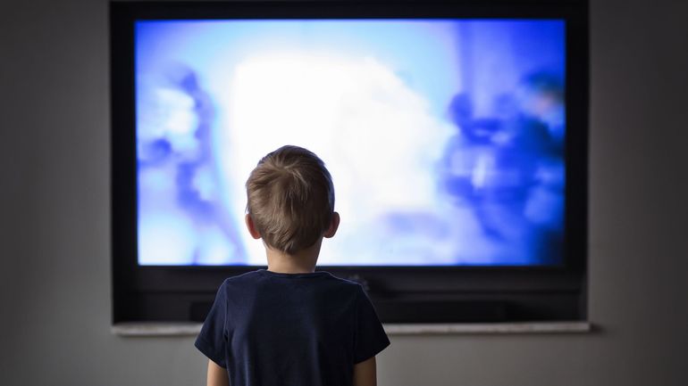 Âge conseillé, contenus sensibles : une nouvelle signalétique télé dès le 1er juillet