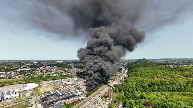 Impressionnant incendie en cours à Couillet : le feu est maîtrisé, la circulation des trains a repris