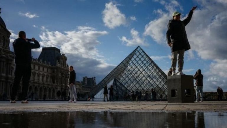 Cambriolage au Louvre : des défèrements de suspects interpellés mercredi en cours ce samedi Cambriolage au Louvre : des défèrements de suspects interpellés mercredi en cours ce samedi