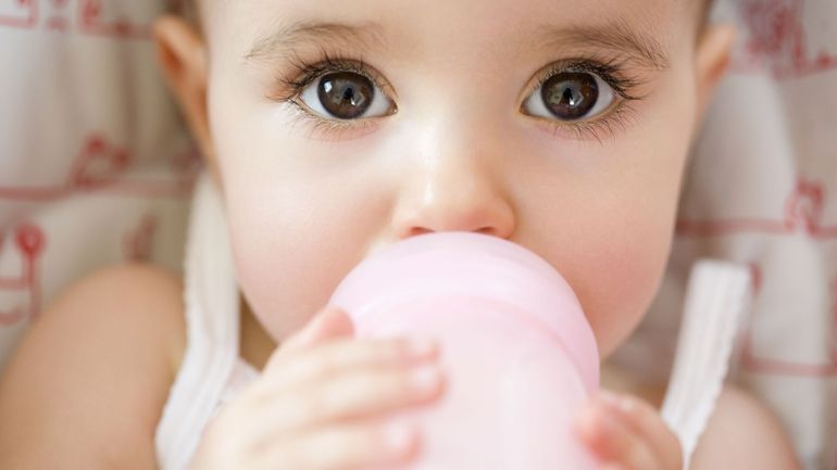 Après Nestlé, Danone rappelle aussi du lait infantile : la Belgique est aussi concernée
