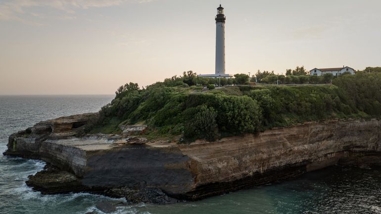 France : un pan de falaise s'effondre dans l'océan à Biarritz, un décès et un disparu à déplorer