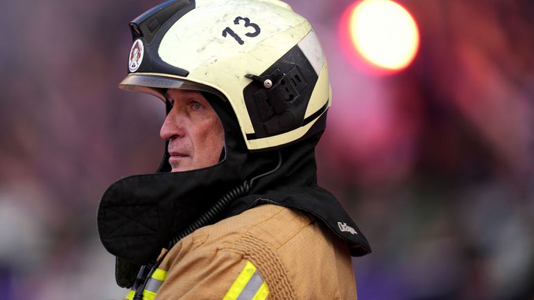 Bruxelles : un entrepôt de trois étages en proie aux flammes à Schaerbeek