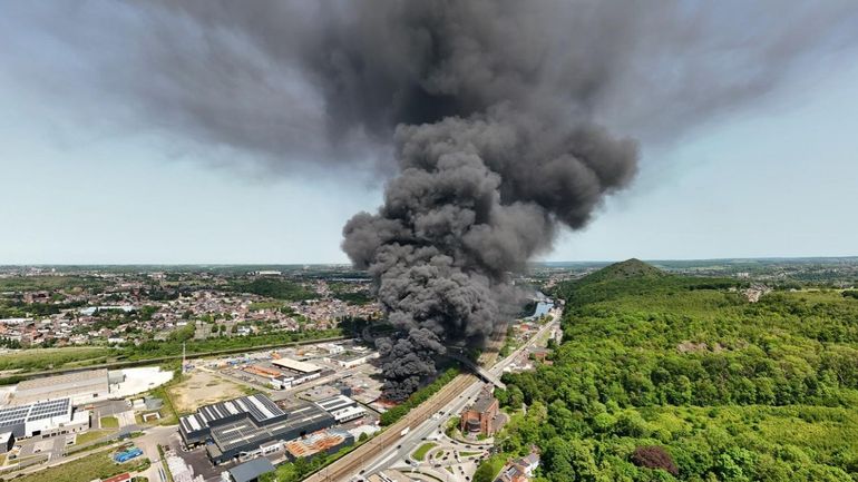 Impressionnant incendie en cours à Couillet : des moyens importants déployés, les riverains appelés à rester chez eux