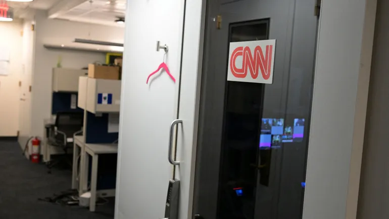 On aperçoit la cabine de diffusion de CNN dans l'espace réservé à la presse de la Maison Blanche, à Washington, DC, le 19 septembre 2026.
