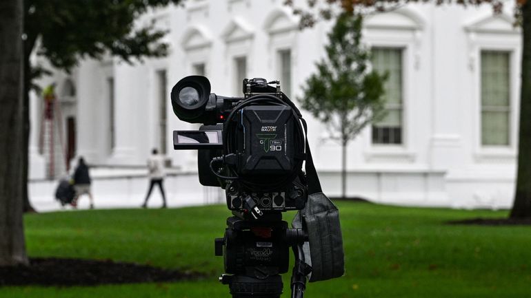 Un juge ordonne à Trump de rouvrir la Maison Blanche à CNN, MS NOW et Politico