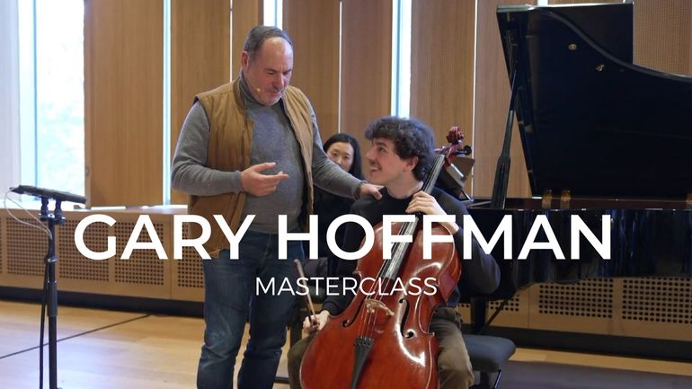 "Parfois, un conseil fait toute la différence" : au cœur d’une masterclass du violoncelliste Gary Hoffmann à la Chapelle musicale Reine Elisabeth
