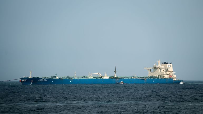 Guerre au Moyen-Orient : le trafic maritime ralentit après une attaque contre un navire dans le détroit d'Ormuz