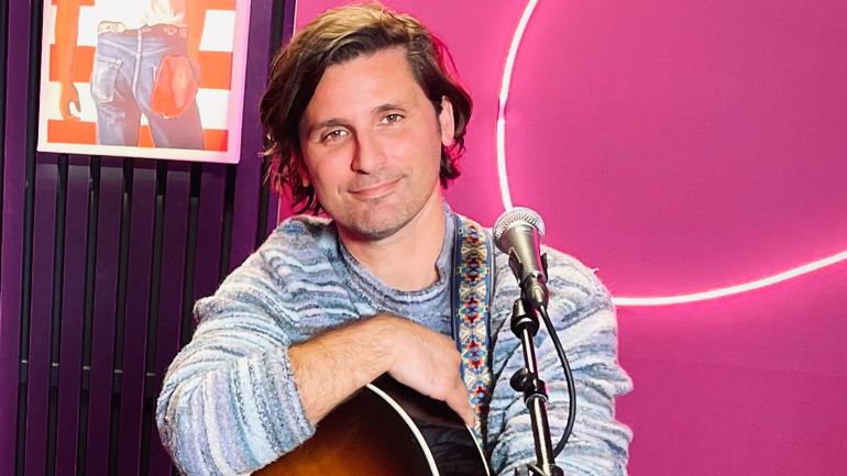 Marc Pinilla dévoile Sennen Bay lors d'une session acoustique exclusive