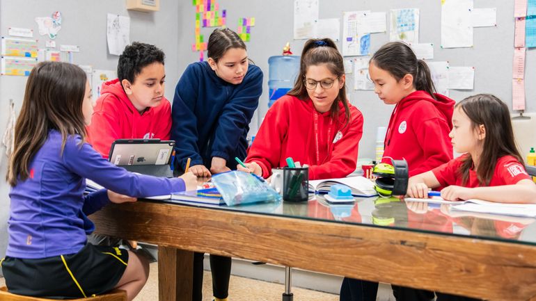 Vu d'Europe : enseigner la démocratie directe dans des pays parfois autoritaires, le défi des écoles suisses à l'étranger
