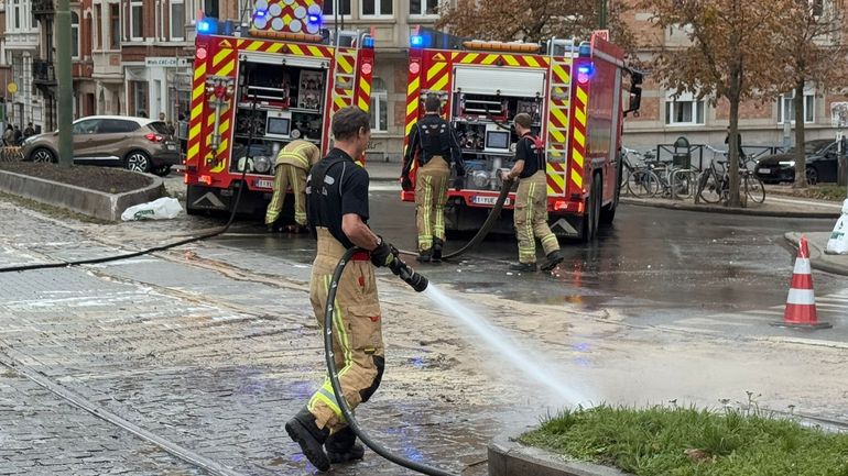 Fuite de carburant à Forest : les pompiers mobilisés pour nettoyer la chaussée